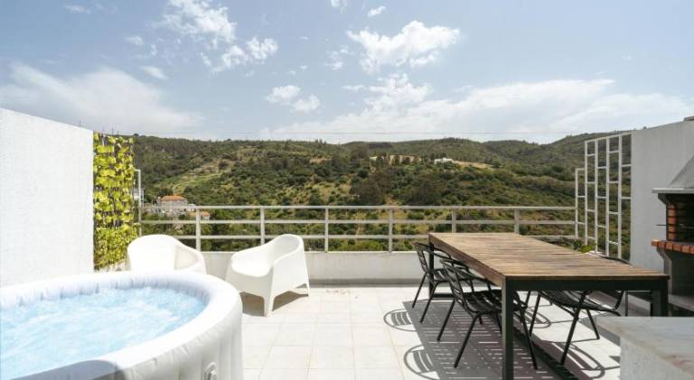 Holiday apartment with jacuzzi & BBQ in Setubal