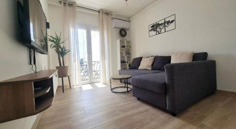 Apartment with patio — photo 3
