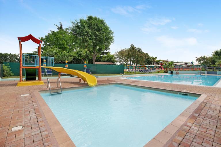 Apartment "Casa Mobile 16 Amici di Lazise" with Lake View, Pool & A/C — photo 4