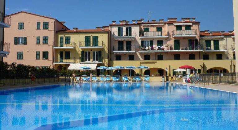 Rental apartment with patio & pool in Imperia