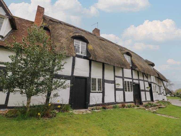 Children-friendly cottage with garden & hot tub | Pets are welcome — photo 2