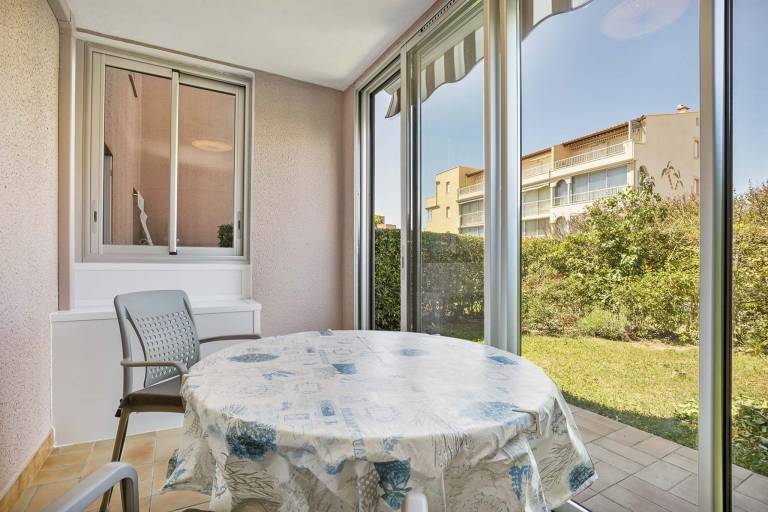 Rental apartment with pool, terrace & garden — photo 4