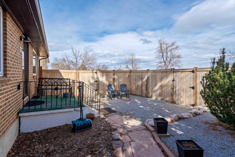 Family-friendly vacation home with yard | Dogs allowed — photo 4