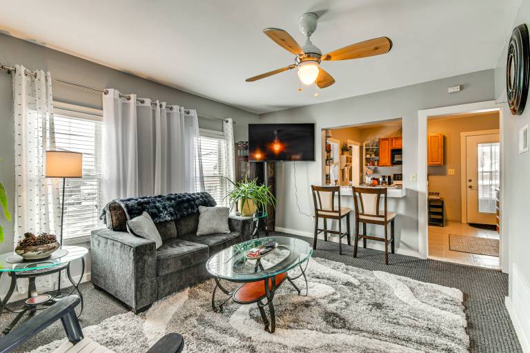 5 Mi to Dtwn Syracuse Updated Apartment