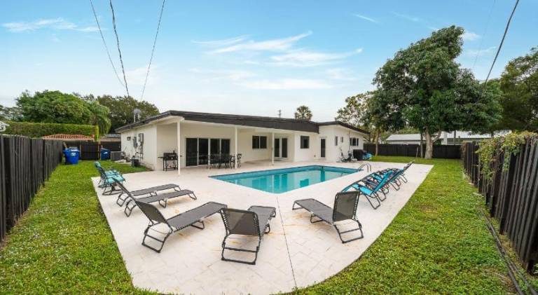 House with pool | Pet-friendly in Aventura, FL