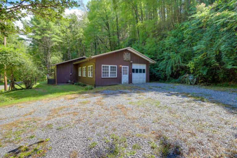 Charming Gatlinburg Home: Pets & Families Welcome! — photo 3