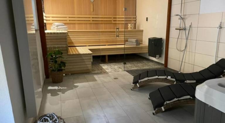 House with pool & jacuzzi | Pets are welcome — photo 3