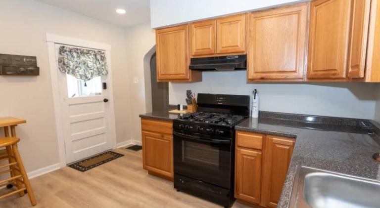 Updated & Comfy Bungalow with Parking Easy Access — photo 3