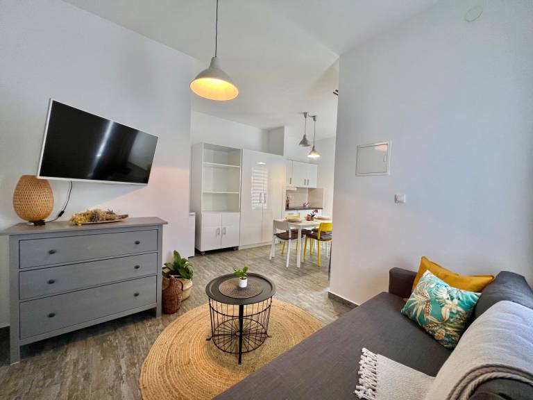 Apartment with yard & patio — photo 5