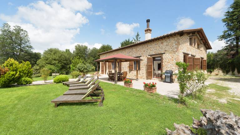 Fully equipped beautiful villa with jacuzzi, BBQ & private pool | Perfect for remote work | Dogs allowed — photo 2