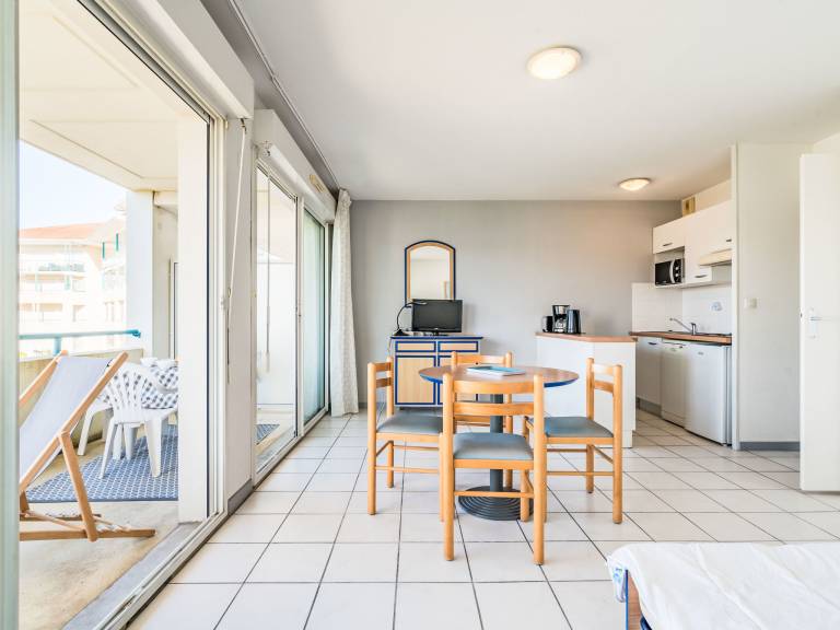 Holiday apartment with pool, patio & yard — photo 5