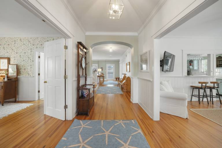 Fully equipped vacation home with BBQ, pool & hot tub | City view | Next to the beach | Dogs allowed — photo 5