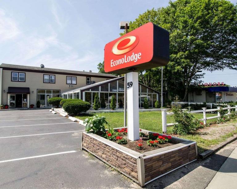 Econo Lodge West Yarmouth on Cape Cod in Hyannis, MA