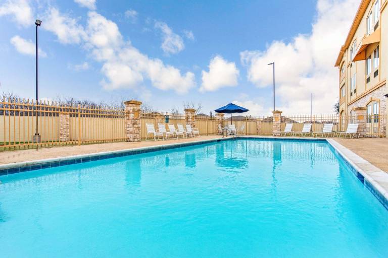 La Quinta Inn & Suites by Wyndham Ennis — photo 5
