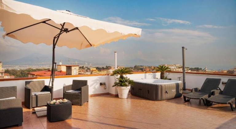 Vacation home with hot tub & pool in Casoria