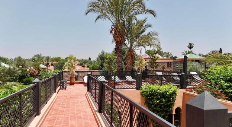 Villa with pool — photo 4