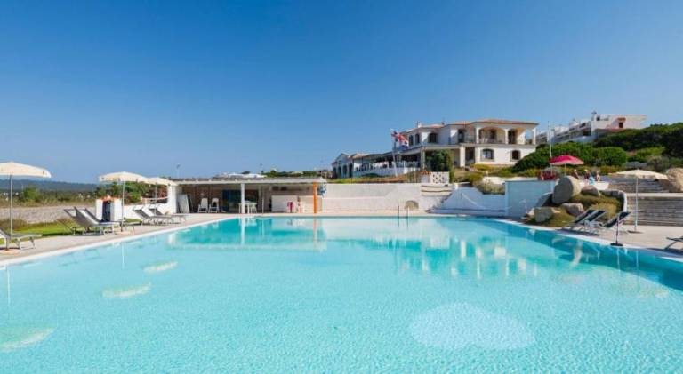 Rental apartment with patio, garden & pool in Santa Teresa di Gallura