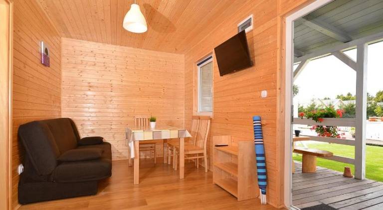 Lodge with barbeque, yard & terrace — photo 2