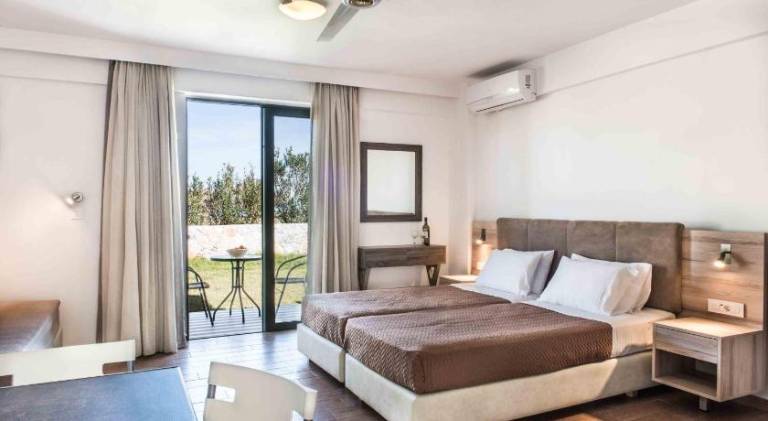 Wonderful serviced apartment with patio, yard & pool | Close to the beach | Pet-friendly — photo 2
