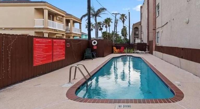 Apartment with pool — photo 3