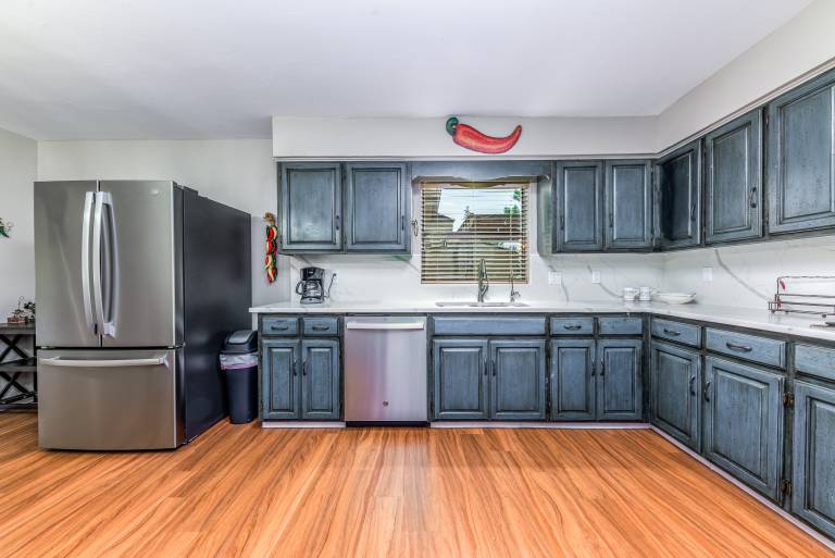 Family-oriented cabin with BBQ & jacuzzi | Mountain view | Pets allowed — photo 4