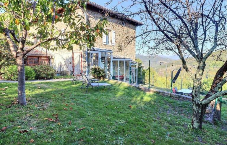 Fully equipped vacation home with fast internet, barbeque & patio | Garden view | Pet-friendly — photo 3