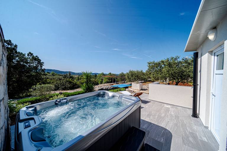 Vacation home with garden, barbecue & hot tub — photo 3