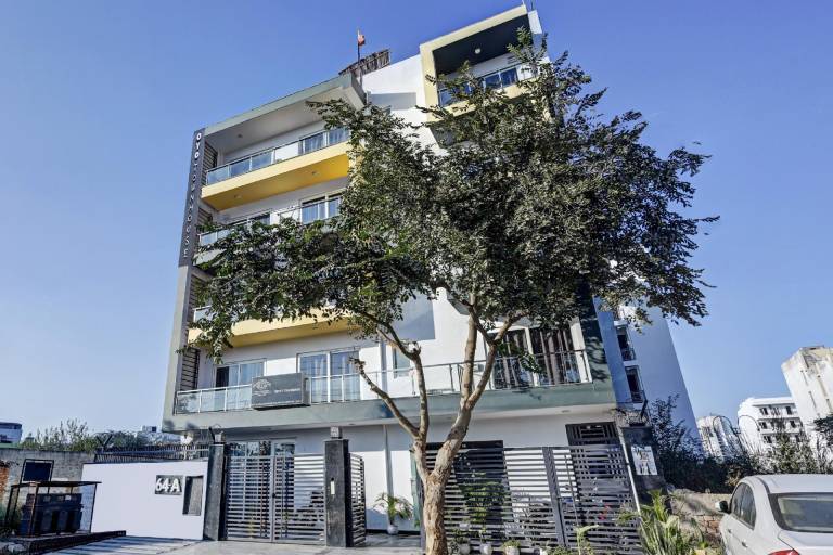 Super Townhouse Tipsyy Near Bestech Central Square Mall in Gurugram