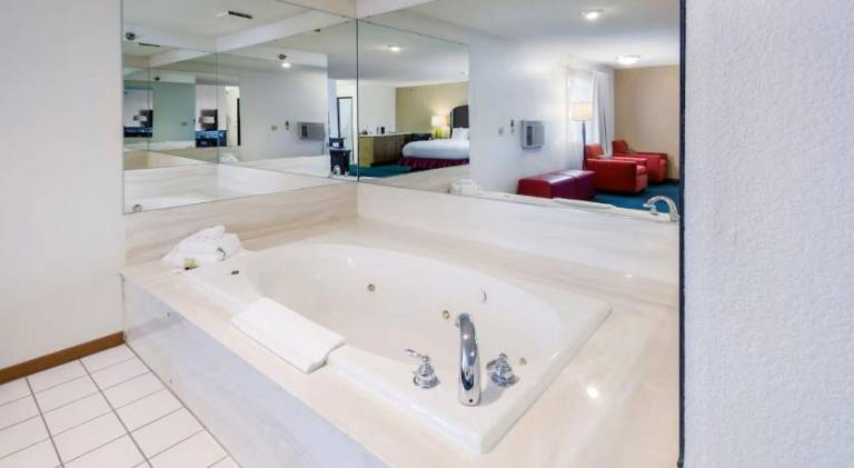 Alliance Hotel & Suites, a Howard Johnson by Wyndham — photo 5