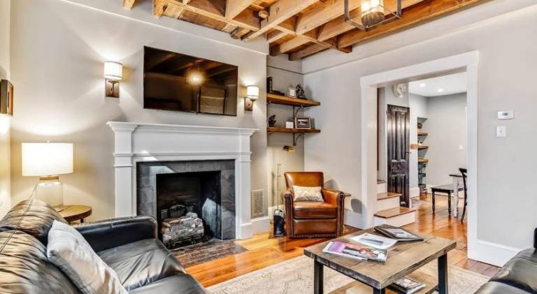 Fully equipped vacation home with BBQ & patio | Next to Love Park | Perfect for remote work | Pets allowed in Philadelphia, PA
