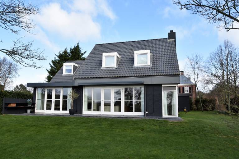 Fully equipped ample villa with BBQ, terrace & garden | Pet-friendly in Bergen