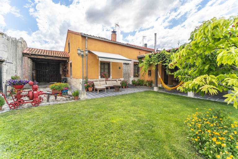 House with garden & BBQ — photo 2