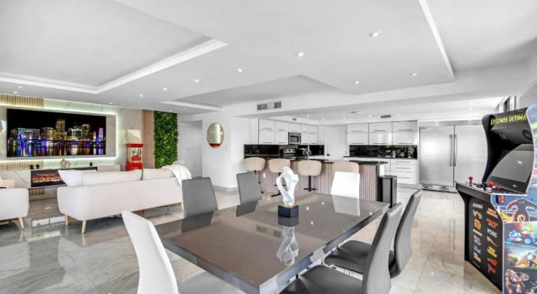 Waterfront Luxe Condo - Close to beach — photo 5