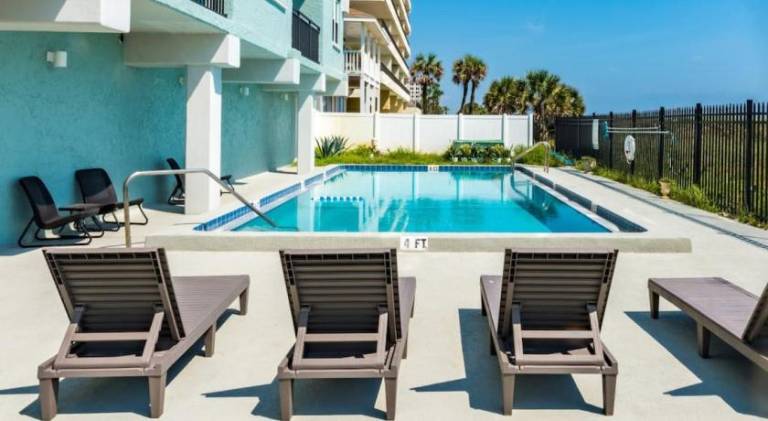Vacation home with pool — photo 3