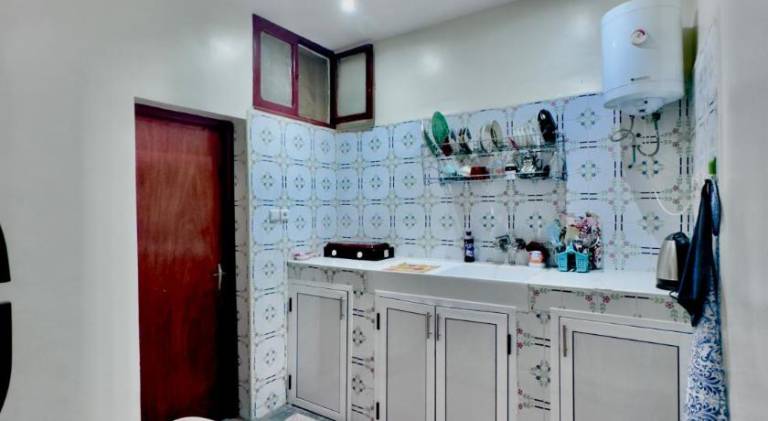 Quiet Central Home Near Beach - High Speed WiFi, Free Parking & Private Entry — photo 4