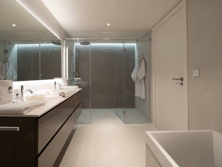 Luxury Villa · Infinity Pool, Jacuzzi & Beach LGL 3 — photo 4