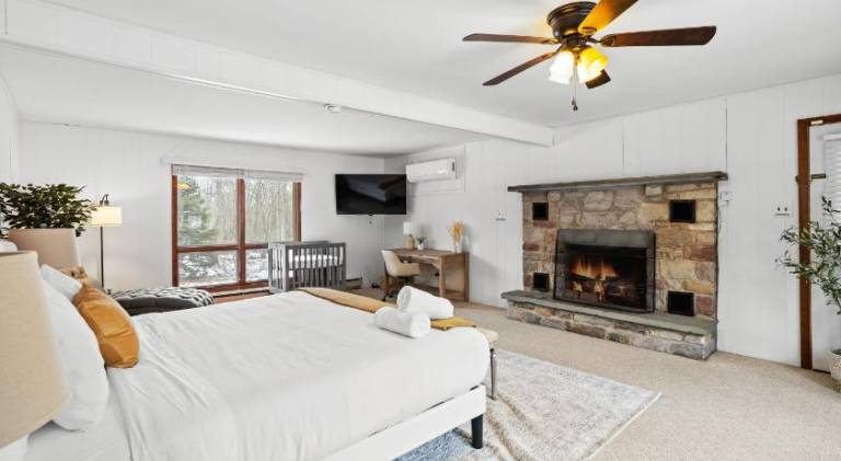 Pocono Retreat Hot Tub MovieRoom GameRoom etc — photo 2