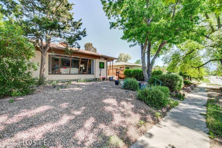 3BD Downtown Modern Home w Hot Tub Grill — photo 4