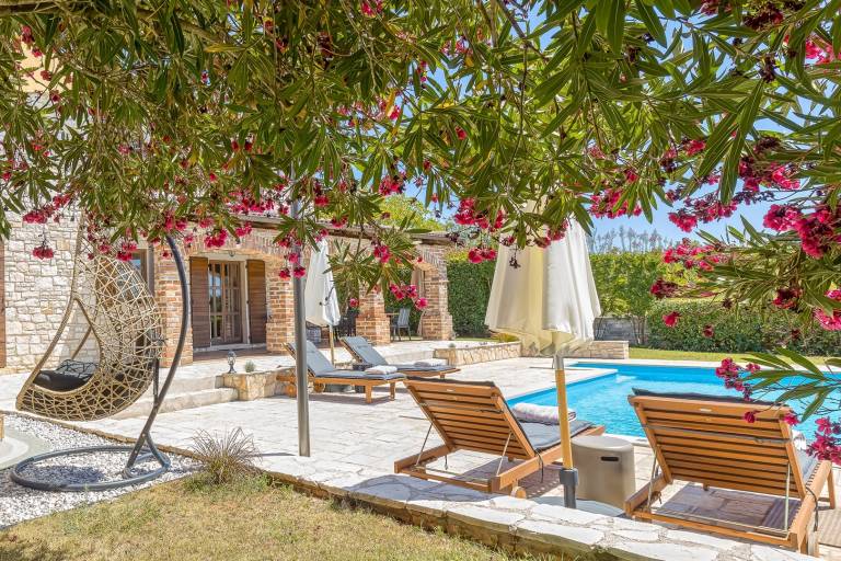 Villa with terrace, grill & private pool — photo 3