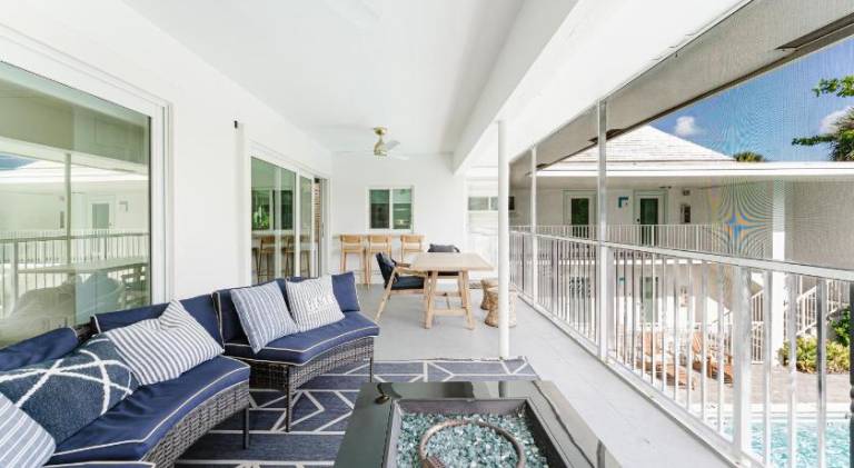 Apartment with pool — photo 2