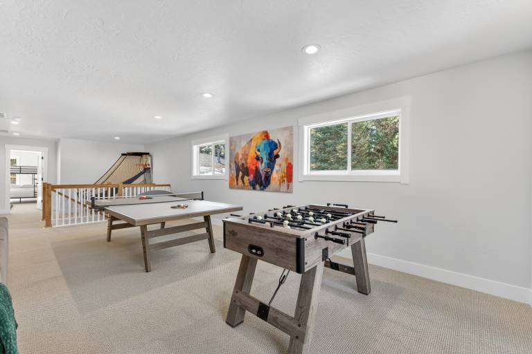 Ridge House- new home, sleeps 16, quiet neighborhood-, hot tub, trailer parking, pet friendly — photo 4