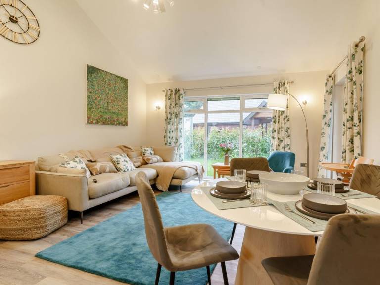 Lodge with jacuzzi & yard in Swansea