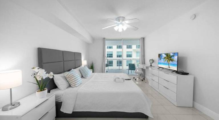 Luxury 36th Floor Suite, 2 Bedrooms & 3 Beds, 1 King, 1 Queen, Balcony w Sea View, Free Parking — photo 2