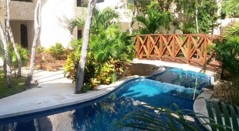 Beautiful condo with pool — photo 2