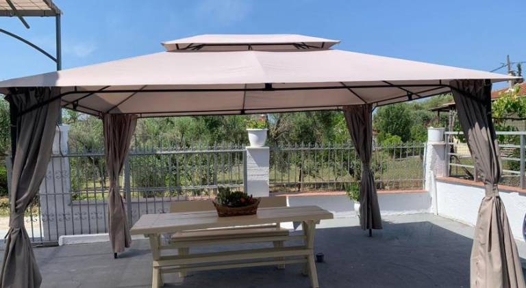 Vacation home with terrace & yard — photo 4