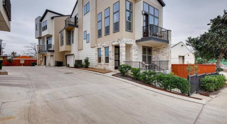 House with terrace & yard — photo 4