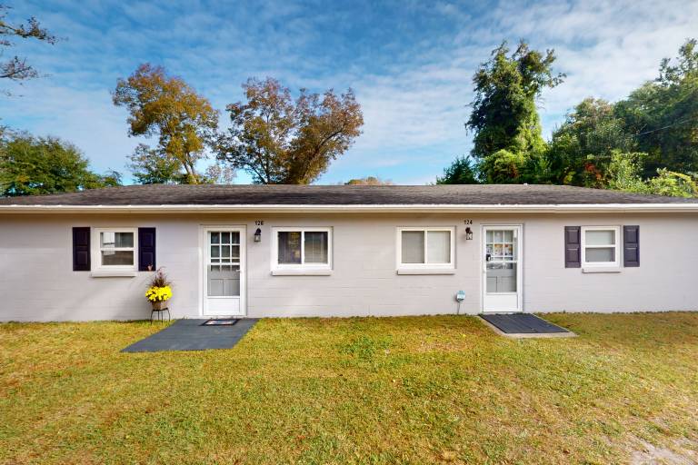 Charming 2BR Duplex Close to Local Attractions