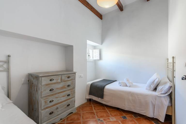 Holiday apartment with yard & terrace — photo 4