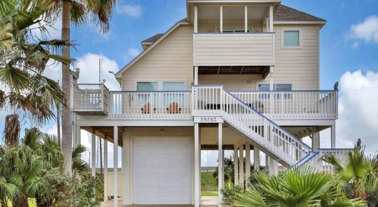 Fully equipped house with pool, BBQ & terrace | Next to the beach | Perfect for remote work | Pets allowed in Galveston, TX