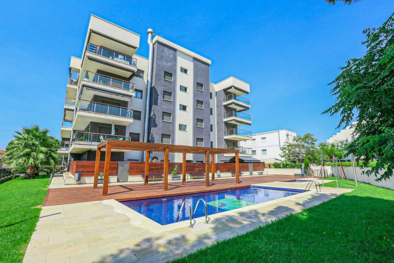 Holiday apartment with terrace, pool & garden — photo 3